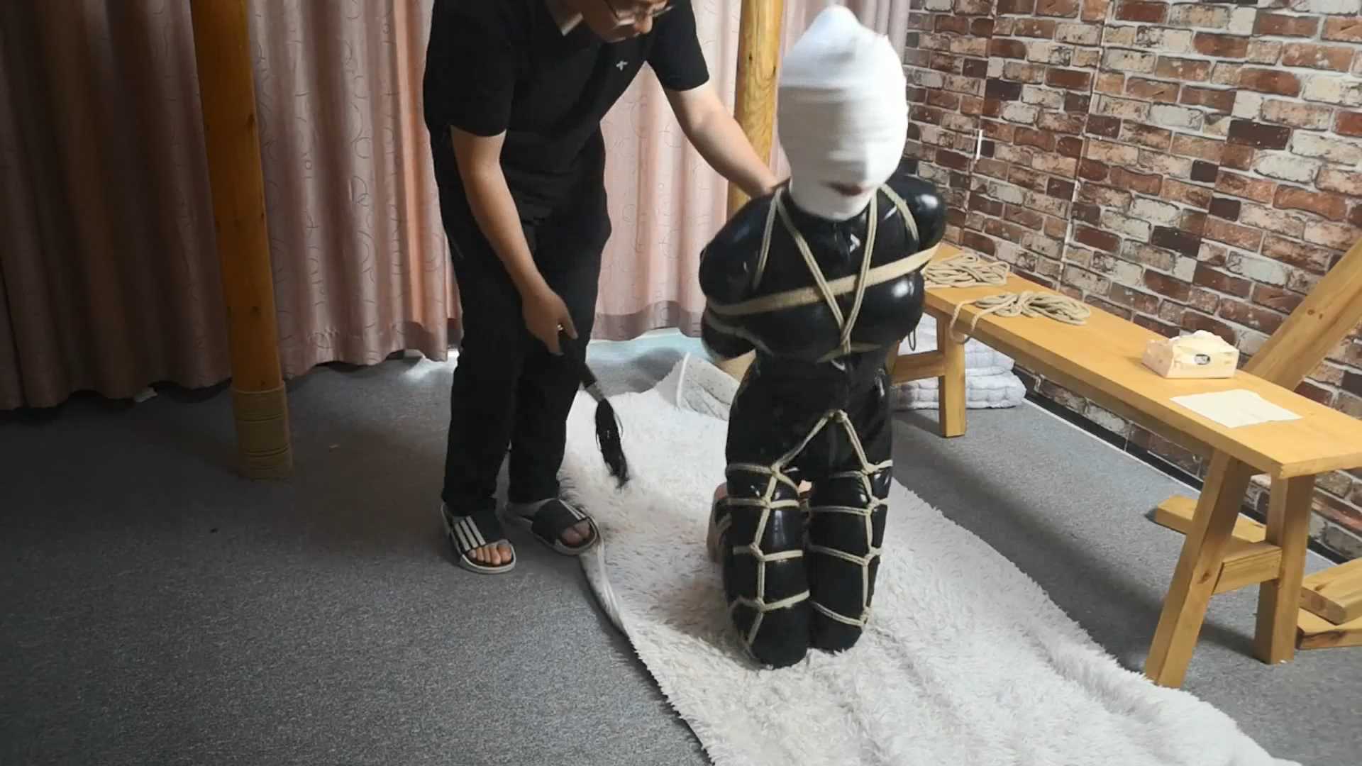 SXYC633 雅思 胶衣女贼调教 多层包裹 绷带蒙头 丝袜堵嘴 装麻袋.mp4_snapshot_00.23.5.jpg