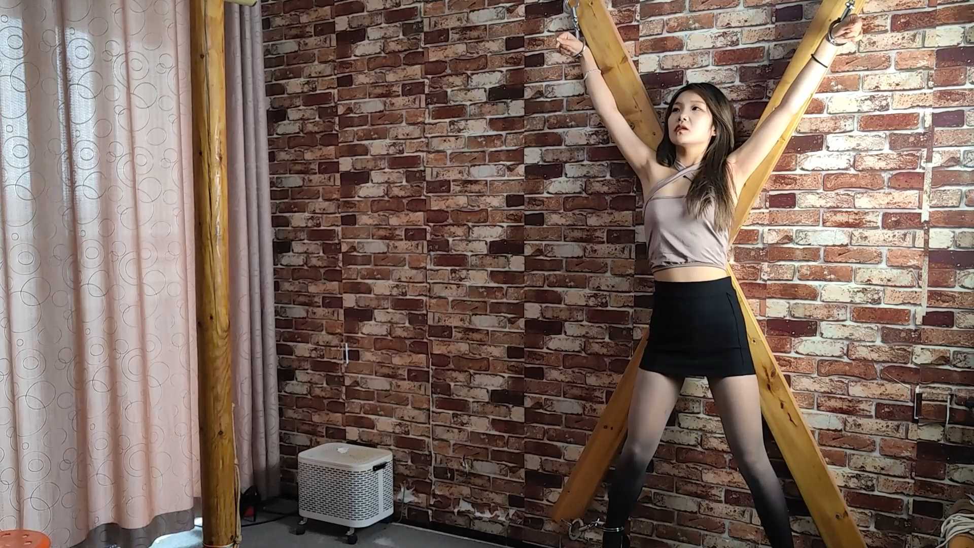 SXYC662 陈雨溪 难受的笼中姿势体验.mp4_snapshot_04.30_[2025.02.27_19.54.41].jpg