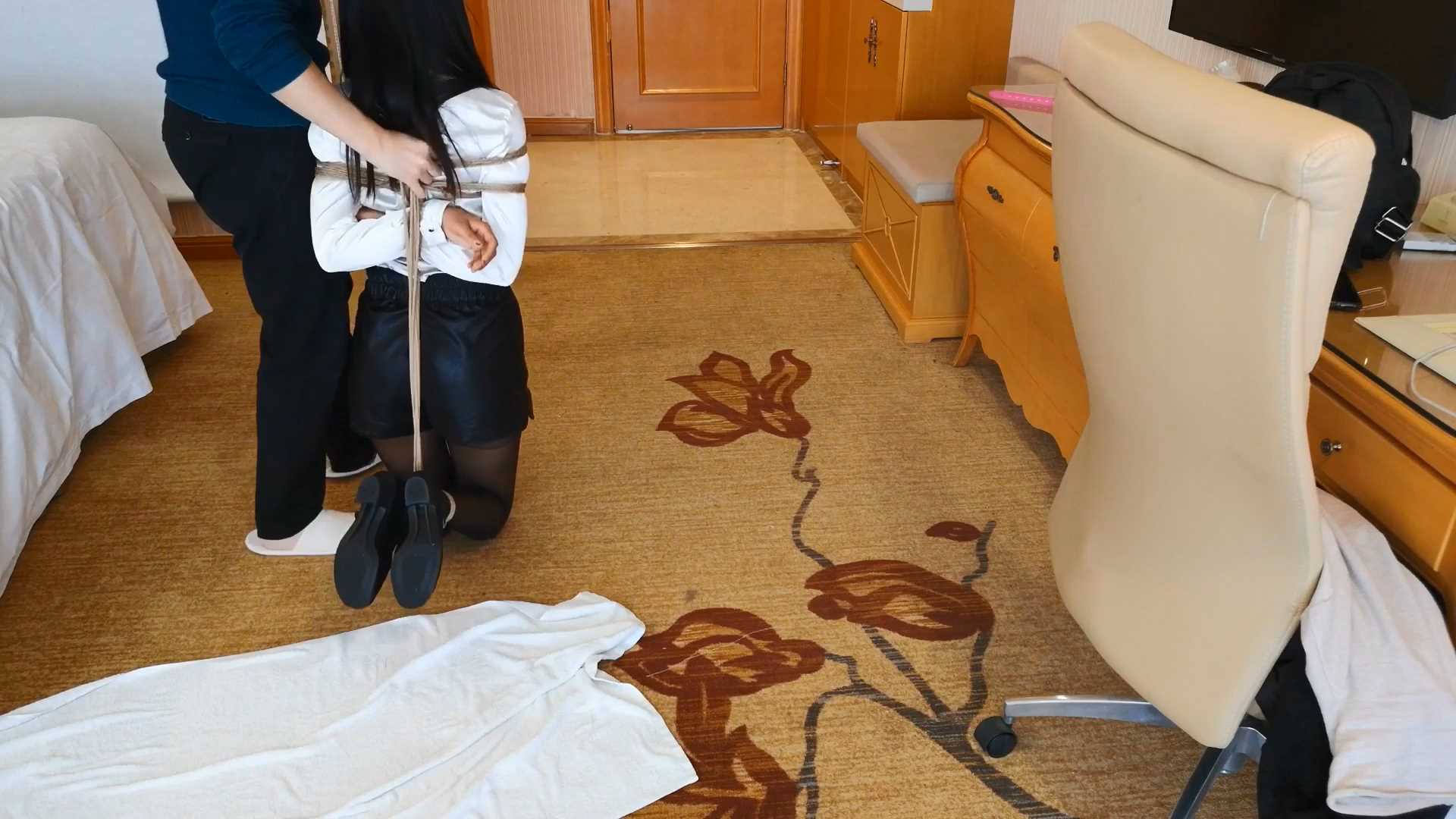 SXYC663 少妇 白衬黑丝 桃缚开口器口水 膝盖跪地行走.mp4_snapshot_41.12_[2025.02.27.jpg