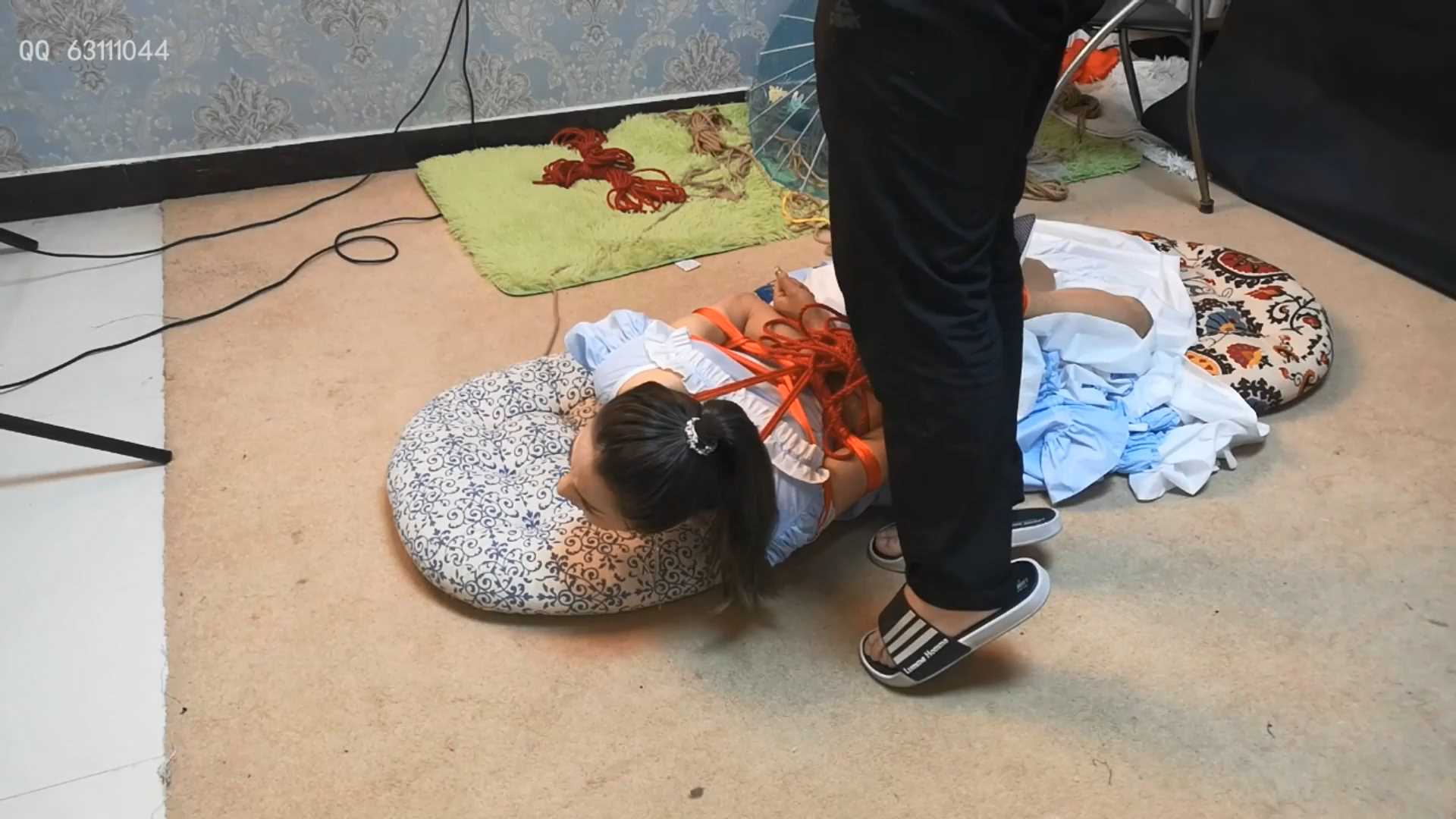 SXYC684 雅思欧式长裙与胶衣老虎凳.mp4_snapshot_00.34.40_[2025.02.27_20.00.28].jpg