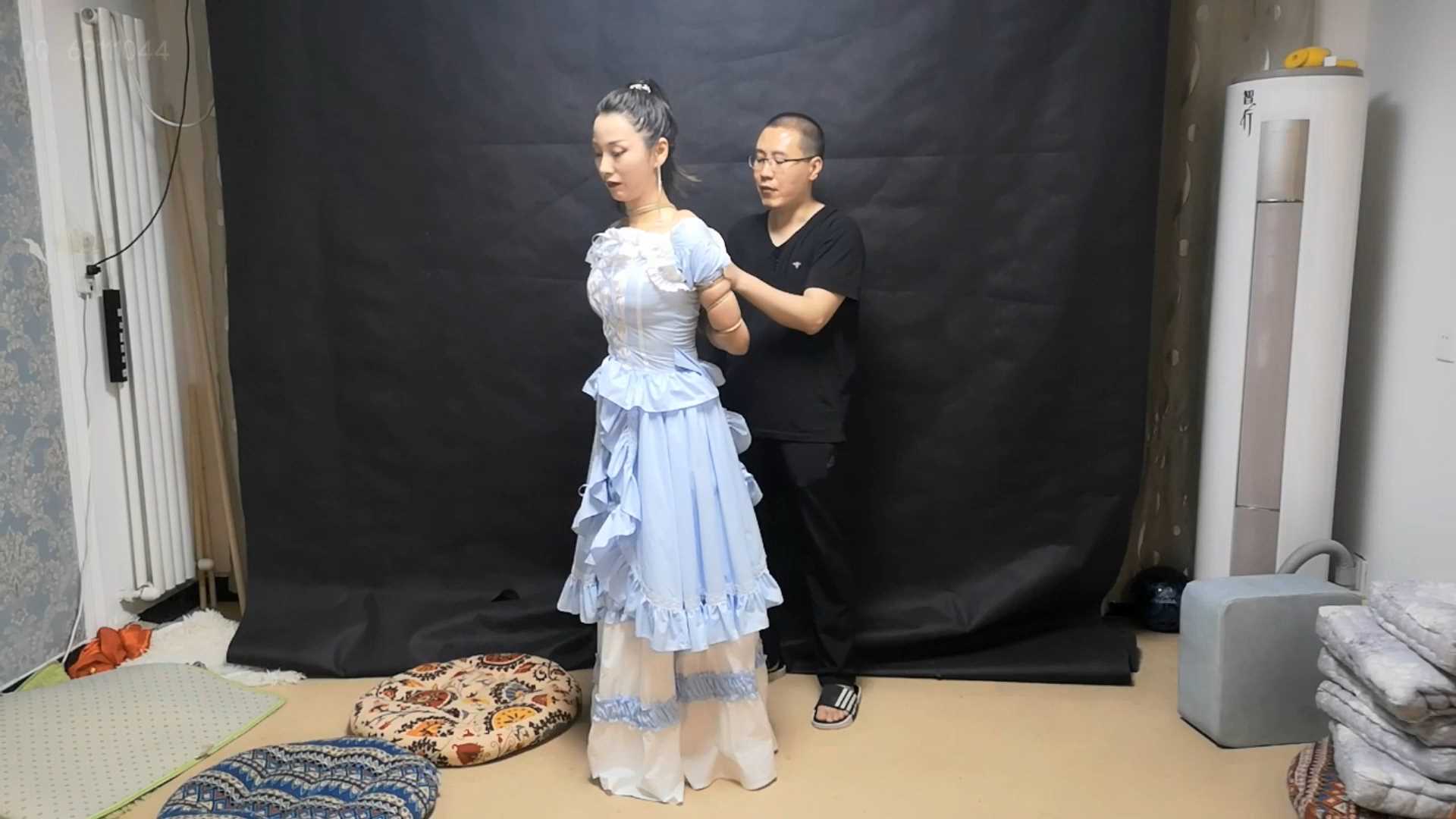 SXYC684 雅思欧式长裙与胶衣老虎凳.mp4_snapshot_00.08.20_[2025.02.27_20.00.26].jpg