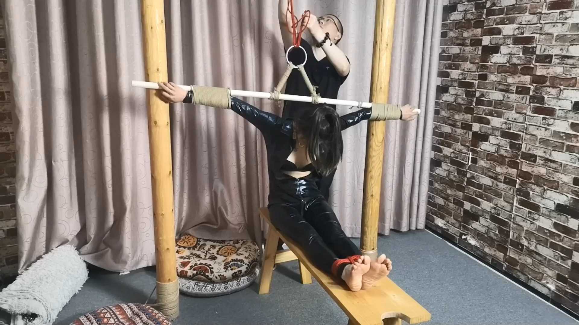 SXYC684 雅思欧式长裙与胶衣老虎凳.mp4_snapshot_01.05.30_[2025.02.27_20.00.31].jpg