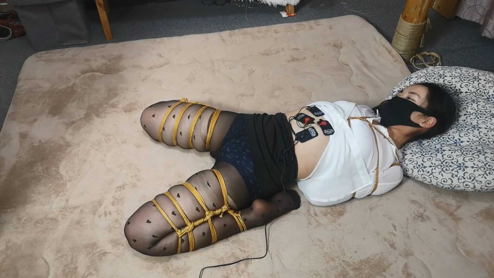 SXYC692 小稚 透明白衬衣 亮点黑丝 枷锁 迟茹分腿 震动 电极片 柱子跪地的煎熬.mp4_sn.jpg