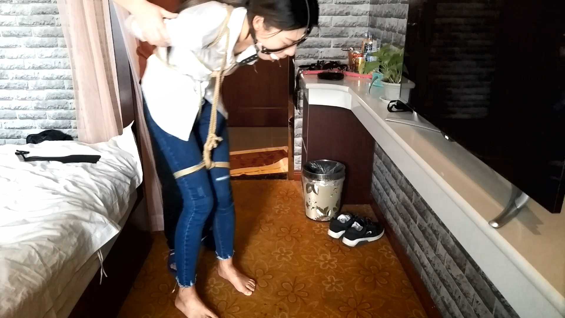 SXYC694 苏媚长腿白衬衣牛仔裤 胶布口球铐脚 哭泣.mp4_snapshot_41.01_[2025.02.27_20.jpg