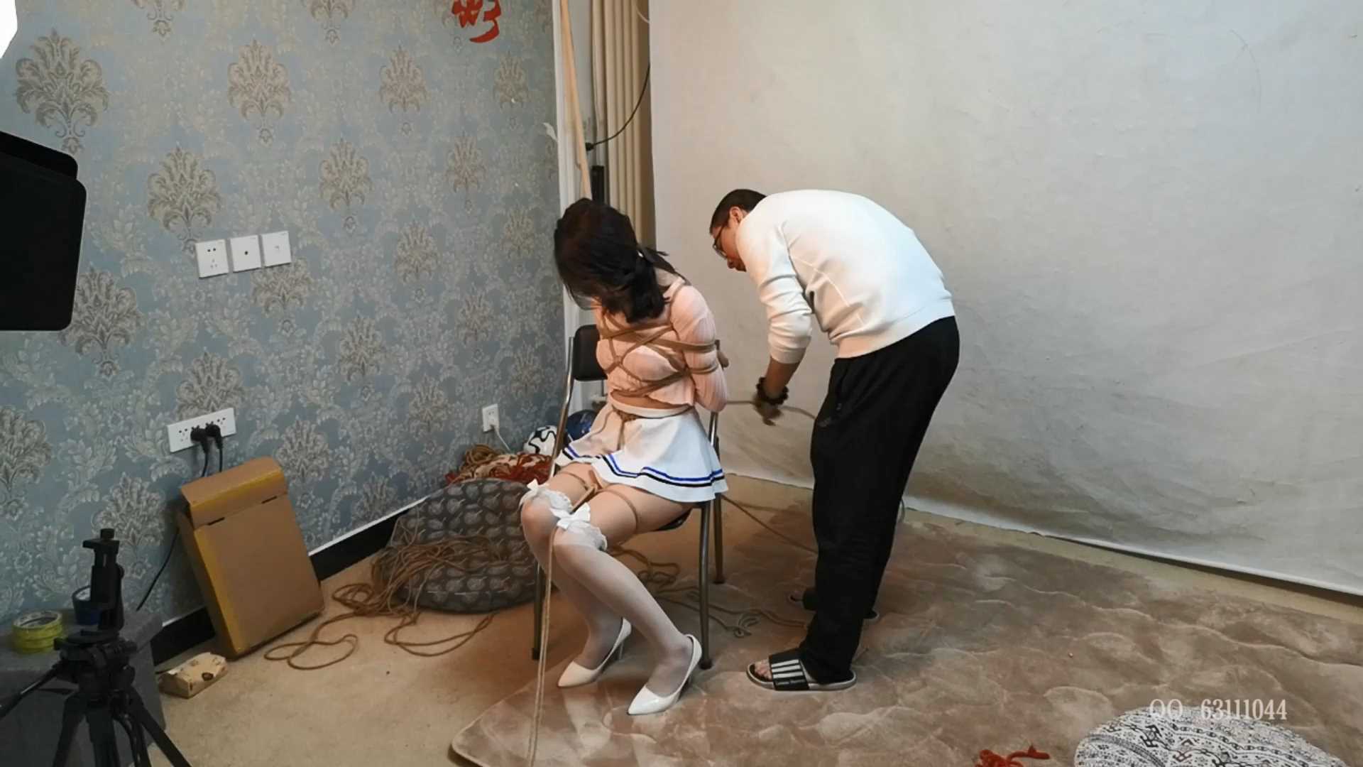 SXYC704 卷发气质美女 王睿轩 白丝美腿 细腰 翘腿 初试五花紧缚 怕痒的厉害 各种被挠..jpg