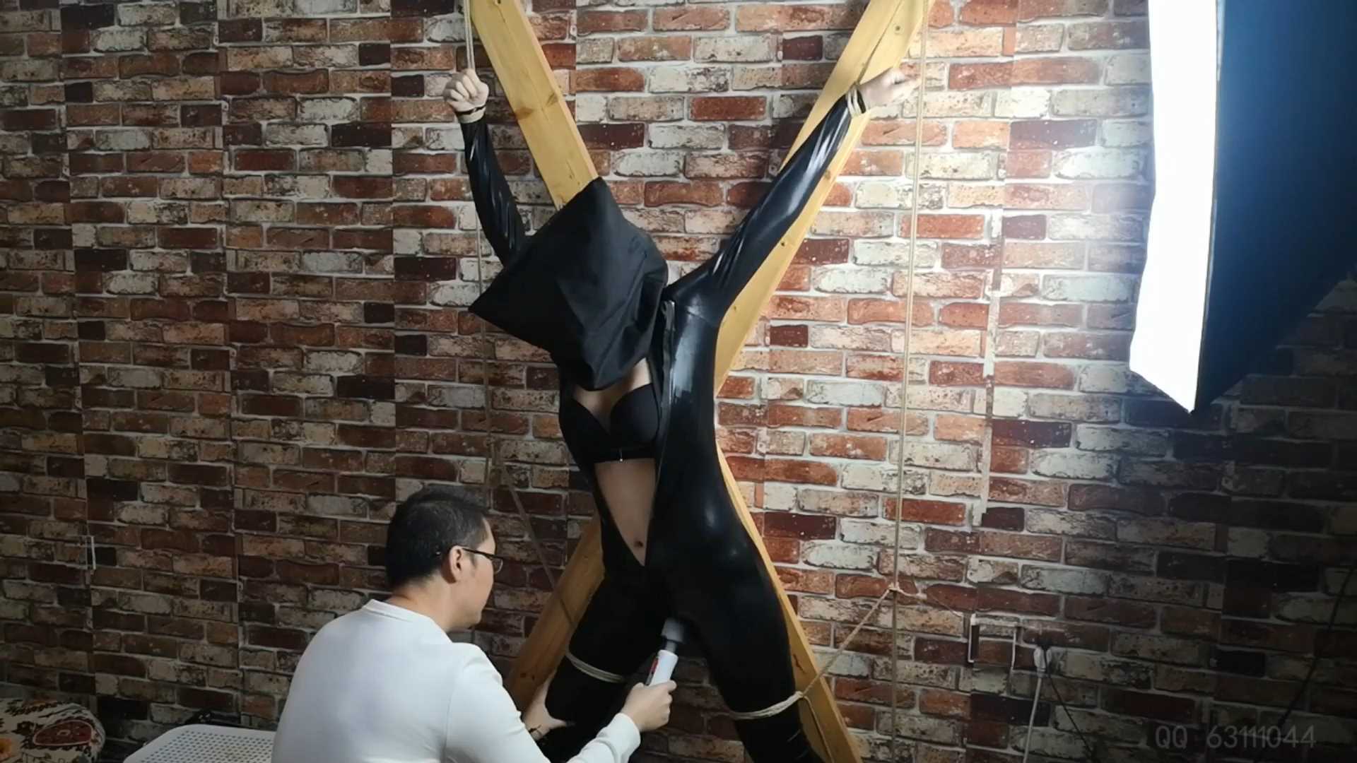 SXYC723 小稚 落难搜查官 X架固定 后手吊绑挣扎的搜查官.mp4_snapshot_08.40_[2025.02.jpg