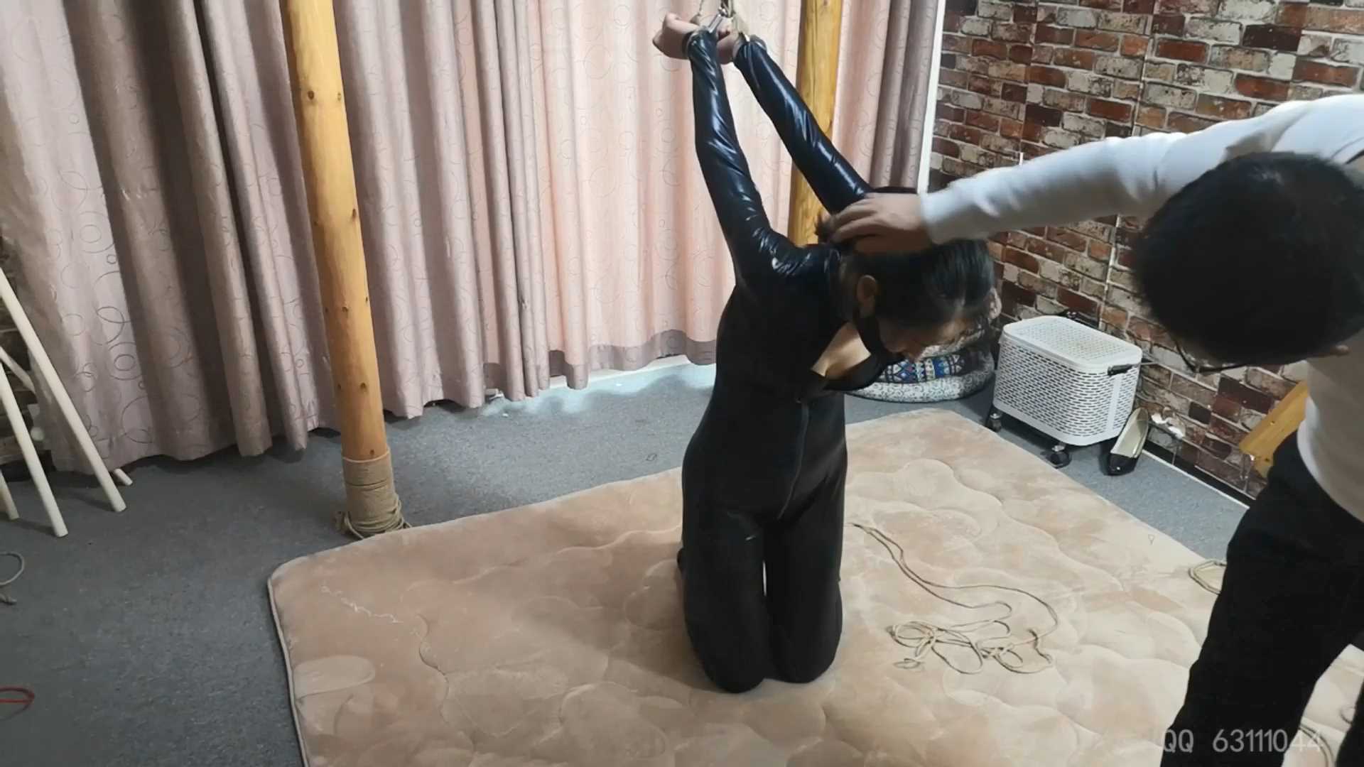 SXYC723 小稚 落难搜查官 X架固定 后手吊绑挣扎的搜查官.mp4_snapshot_19.40_[2025.02.jpg