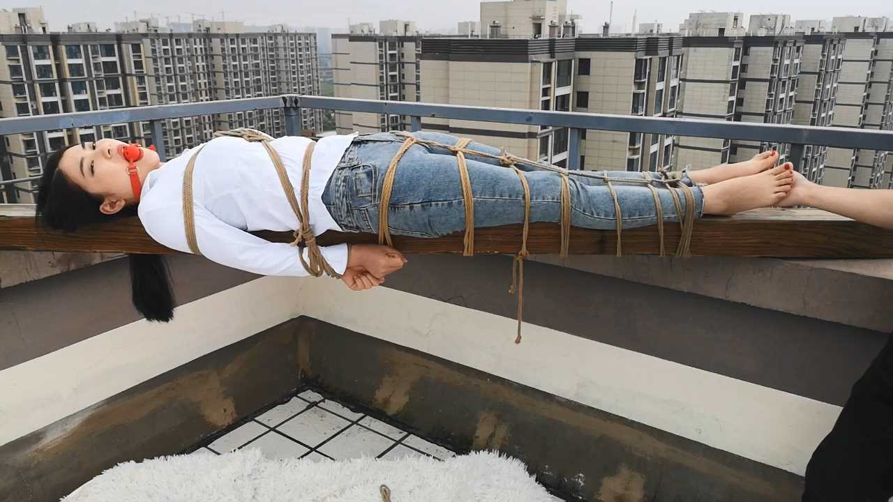 SXYC726 冷兮白衬衣牛仔裤 楼顶木头上的捆绑 手脚捆绑艰难的下楼梯.mp4_snapshot_16.2.jpg