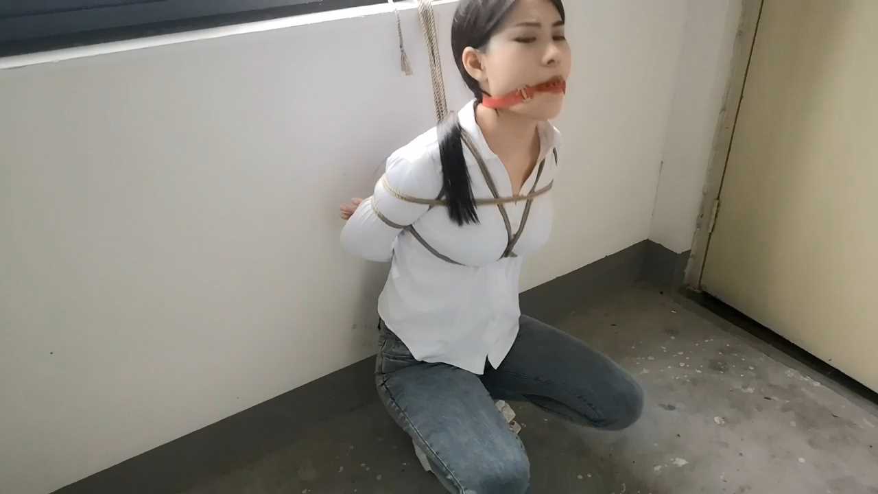 SXYC726 冷兮白衬衣牛仔裤 楼顶木头上的捆绑 手脚捆绑艰难的下楼梯.mp4_snapshot_30.2.jpg