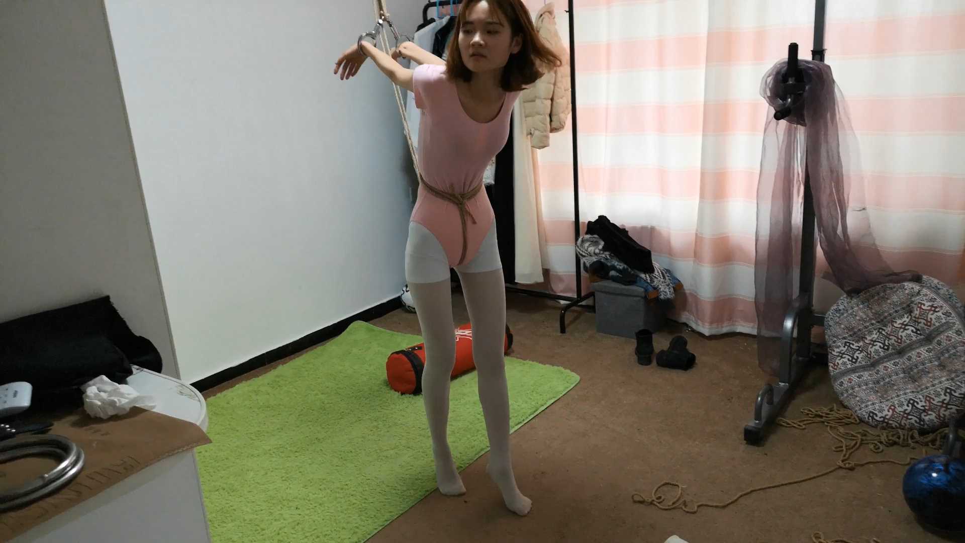 SXYC786 媛媛 白丝体操服 金属与皮革调教 长腿垫脚尖 反手吊铐 皮革拘束SP.mp4_snapsh.jpg