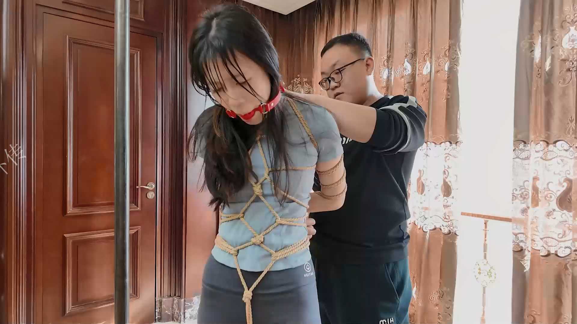 FYGZS0002 枫叶工作室 《母女劫难》第二集 单亲母女被房东老王囚禁虐待 美女老师上门.jpg