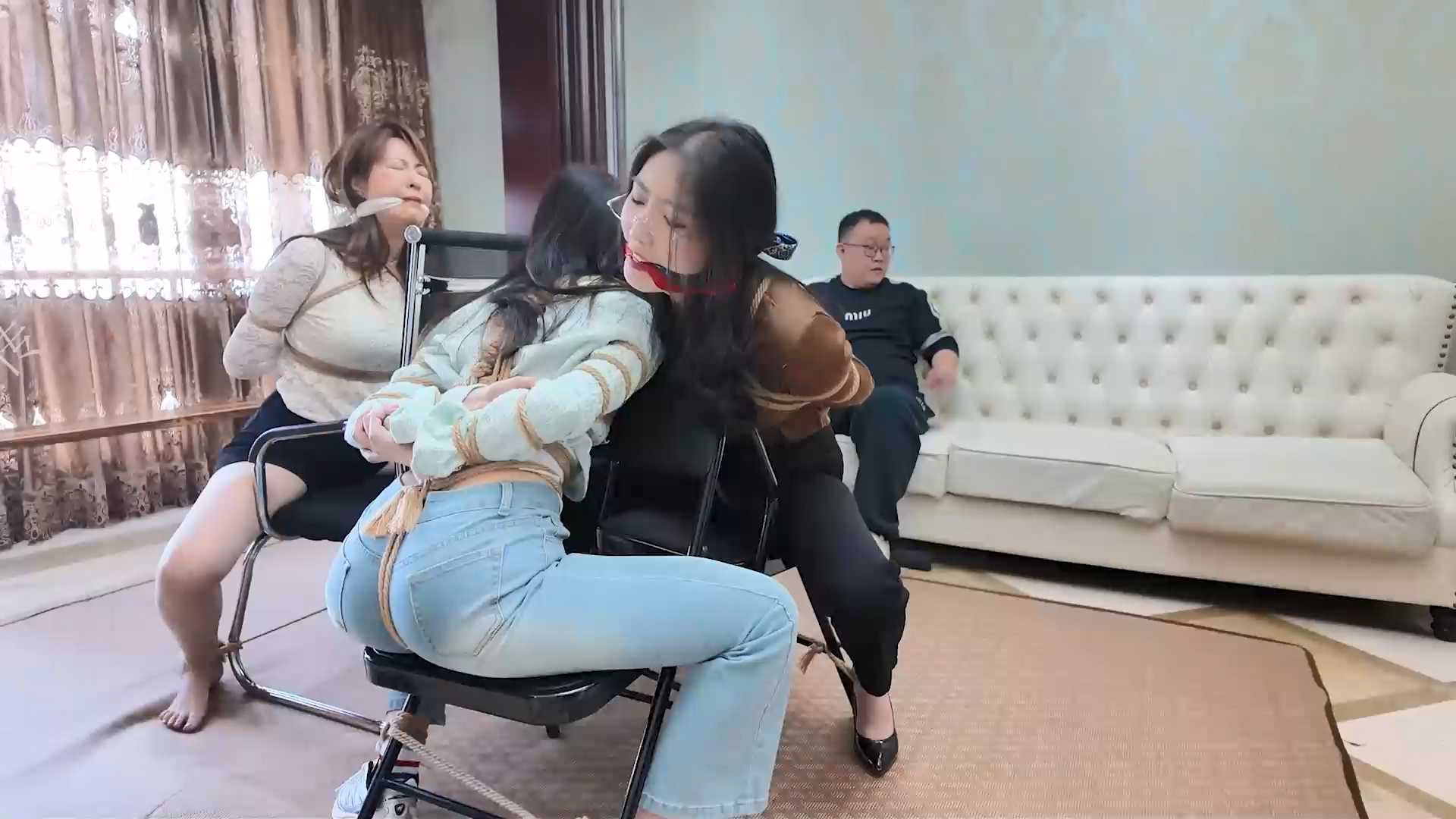 FYGZS0003 枫叶工作室 《母女劫难》第三集 单亲母女与美女老师绑在椅子上 被房东老王.jpg