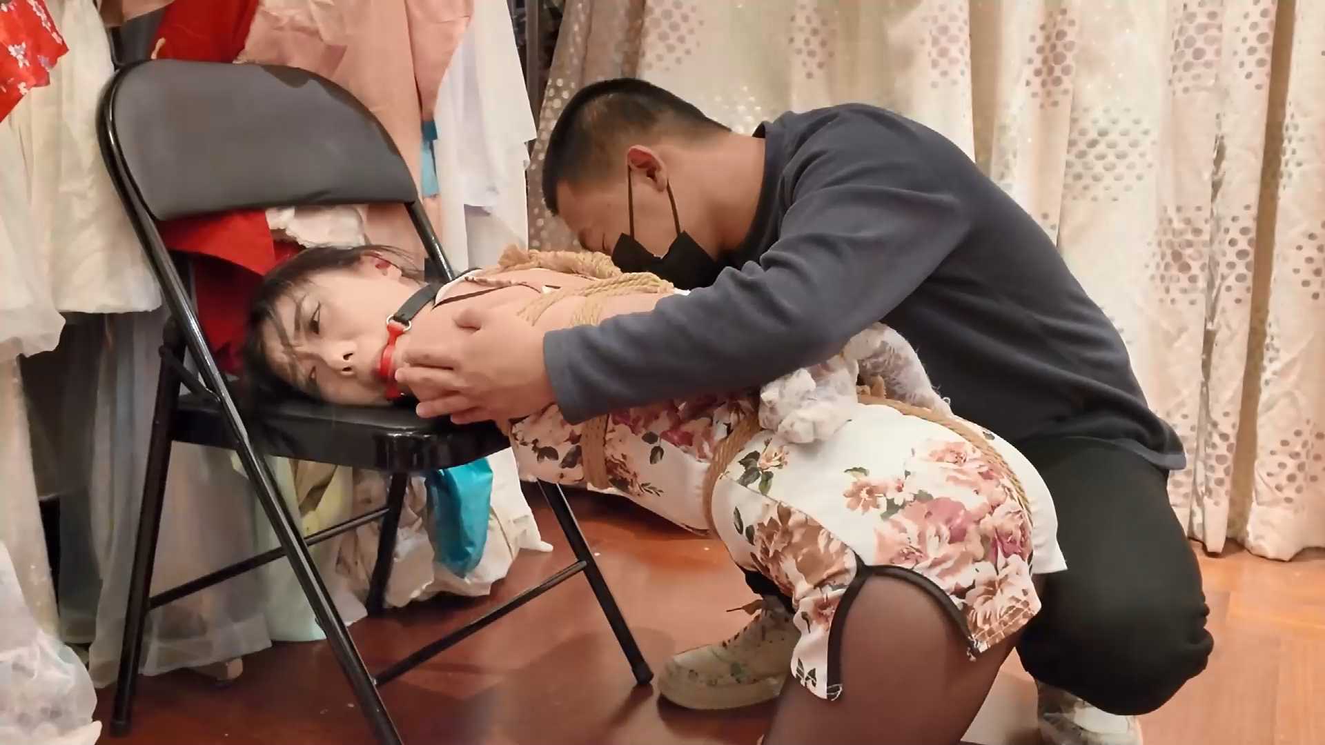 FYGZS0014 枫叶工作室 《与谁共眠 藏在更衣室的危机》.mp4_snapshot_18.03_[2025.04.1.jpg