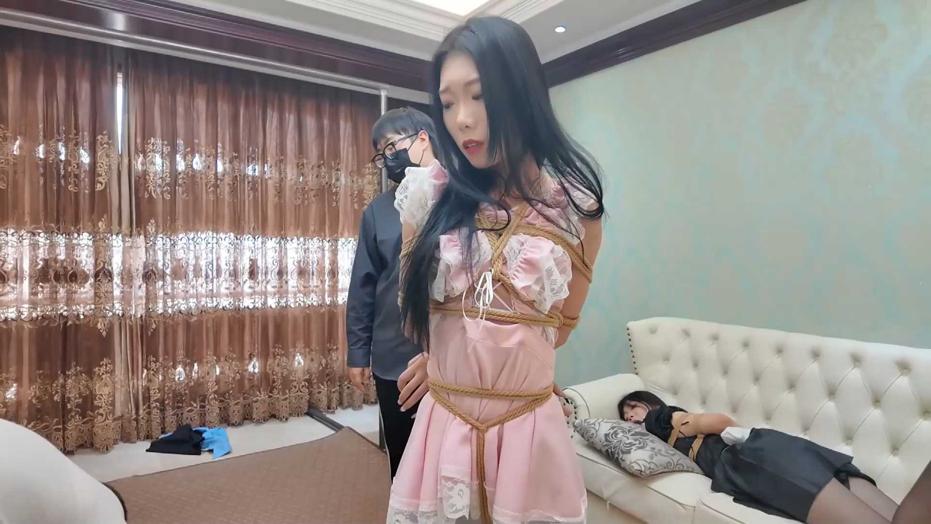 FYGZS0015 枫叶工作室 《与谁共眠 姐妹终成笼中鸟》.mp4_snapshot_05.33_[2025.04.10_.jpg