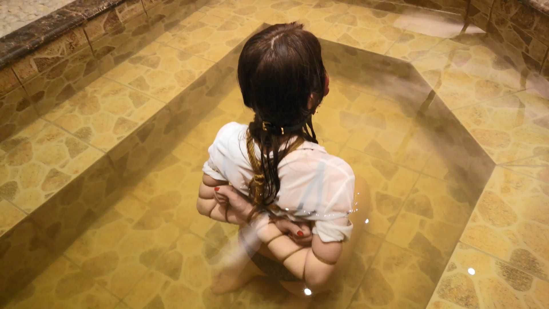 SXYC837 诺米汤屋女秘书 温泉里的惩罚 镣铐禁锢 拇指铐自我解铐 温泉上分腿按摩服务.m.jpg