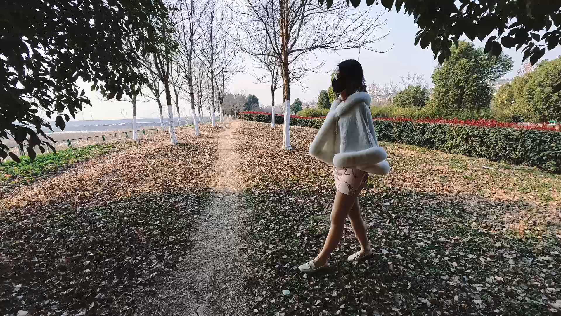 RMD0031 Raymond原创 回音大冬天穿旗袍捆绑加肛钩户外行走.mp4_snapshot_03.40_[2025..jpg