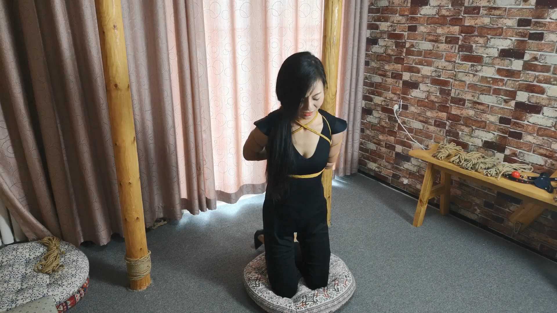 SXYC897 安雅 黑衣女侠 木枷 吊颈 斩标 细麻绳紧缚五花 忍耐力很好.mp4_snapshot_06.4.jpg