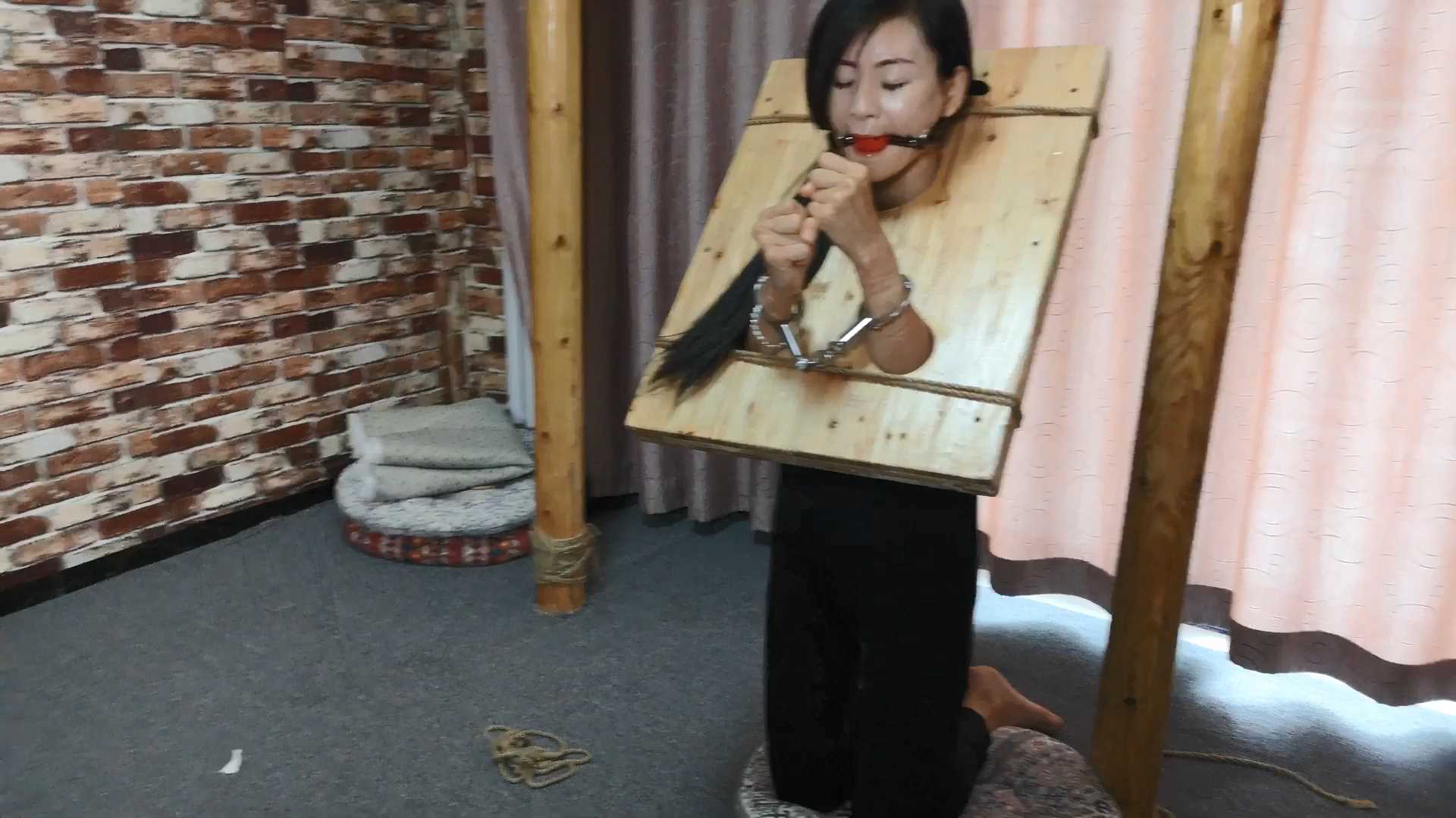 SXYC897 安雅 黑衣女侠 木枷 吊颈 斩标 细麻绳紧缚五花 忍耐力很好.mp4_snapshot_23.0.jpg