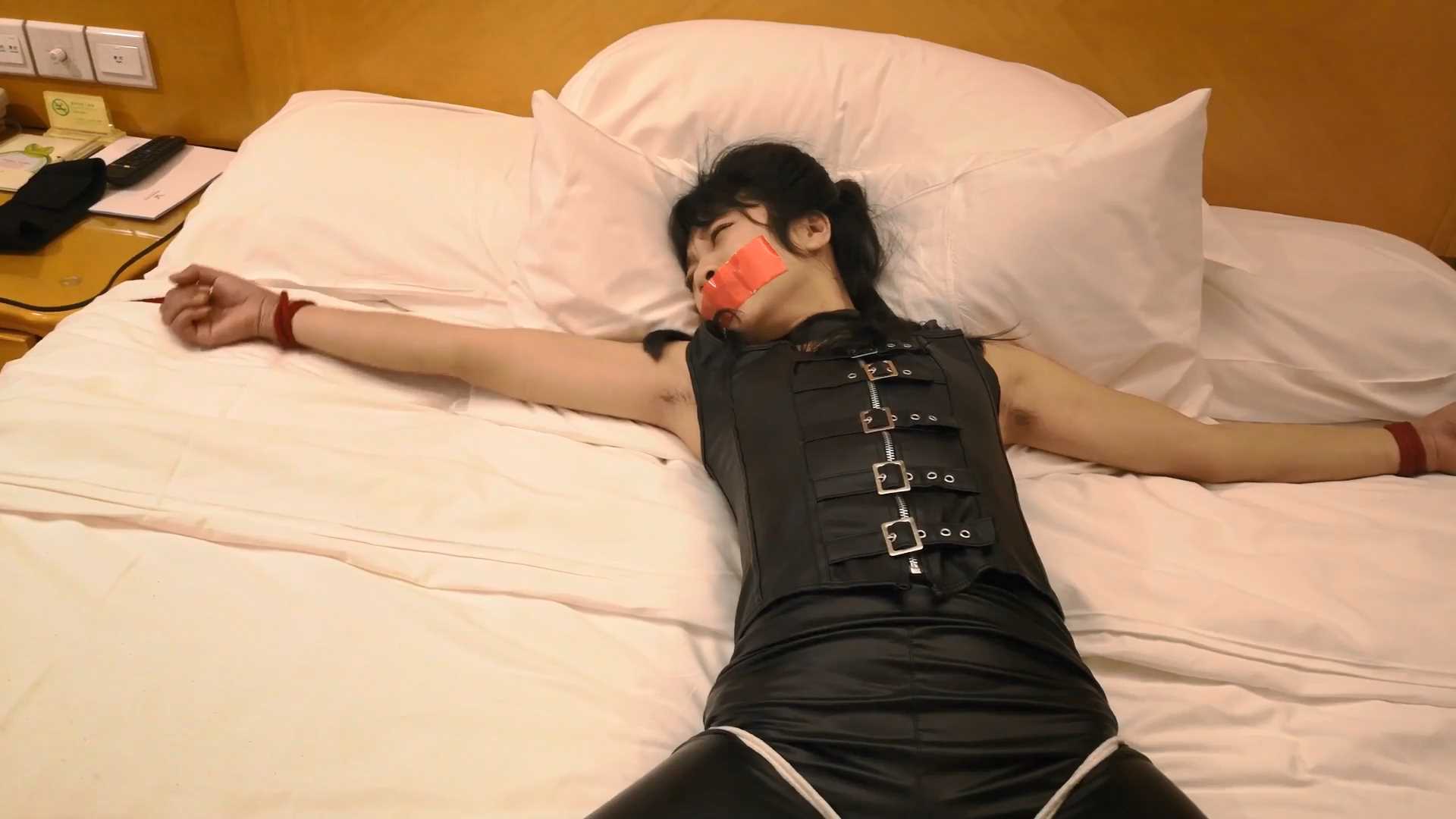 SXYC919 王蕾 单手套 胶衣 口伽 眼罩 床上大字型的折磨.mp4_snapshot_28.30_[2025.02..jpg