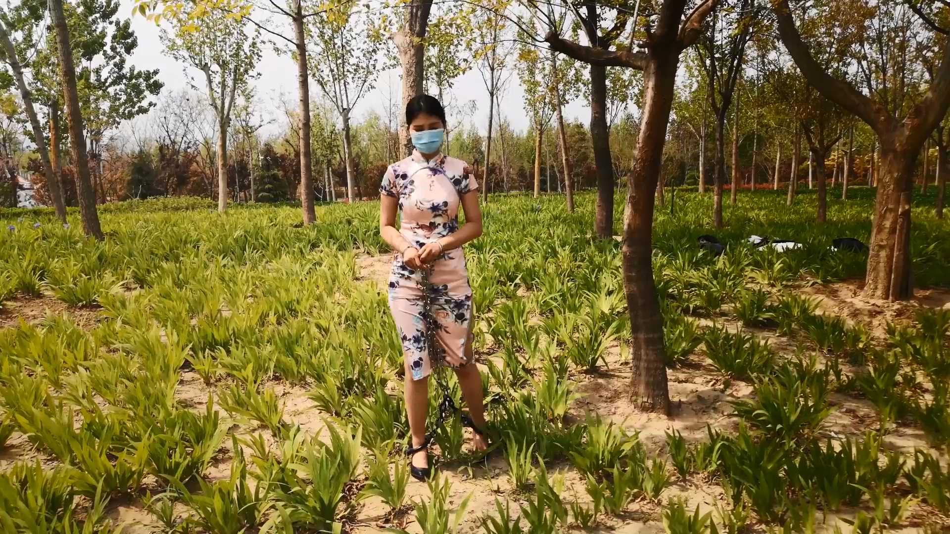 SXYC922 长腿真真 高跟押解手铐脚镣 艰难的行走 铐树上.mp4_snapshot_02.10_[2025.02..jpg