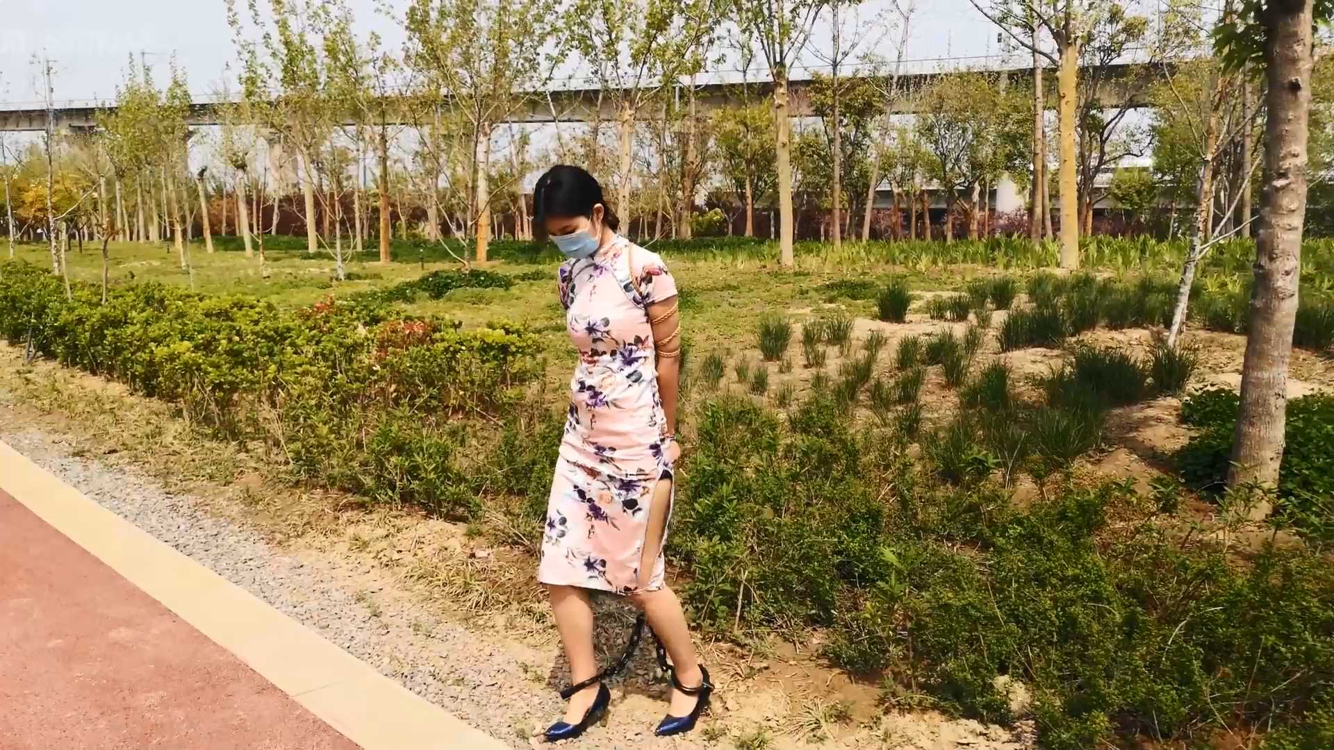SXYC922 长腿真真 高跟押解手铐脚镣 艰难的行走 铐树上.mp4_snapshot_15.10_[2025.02..jpg
