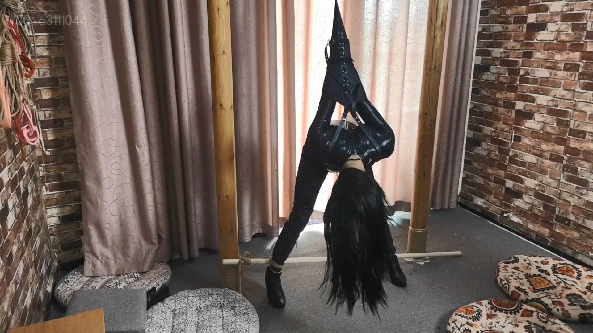 SXYC928 柠檬 狂野搜查官 胶衣 皮靴 单手套战栗拷问.mp4_snapshot_09.30_[2025.02.28_.jpg