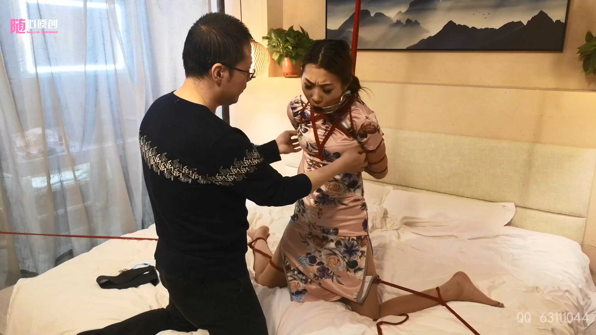 SXYC972 诺米 旗袍 帮忙主人换鞋 吊 分腿 各种口球堵嘴.mp4_snapshot_27.20_[2025.02..jpg