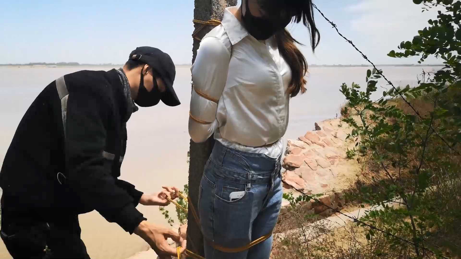 SXYC973 杨蕊 长腿 黄河边的五花 林荫小路拖撩行走.mp4_snapshot_05.00_[2025.02.28_1.jpg