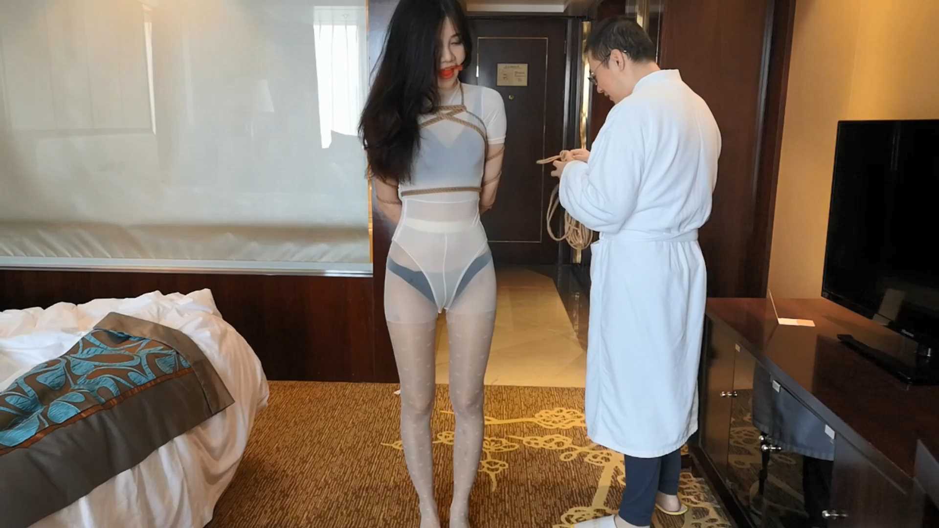 SXYC225 江奈 白丝连体衣 地上的折磨.mp4_snapshot_02.10_[2025.03.01_18.40.59].jpg