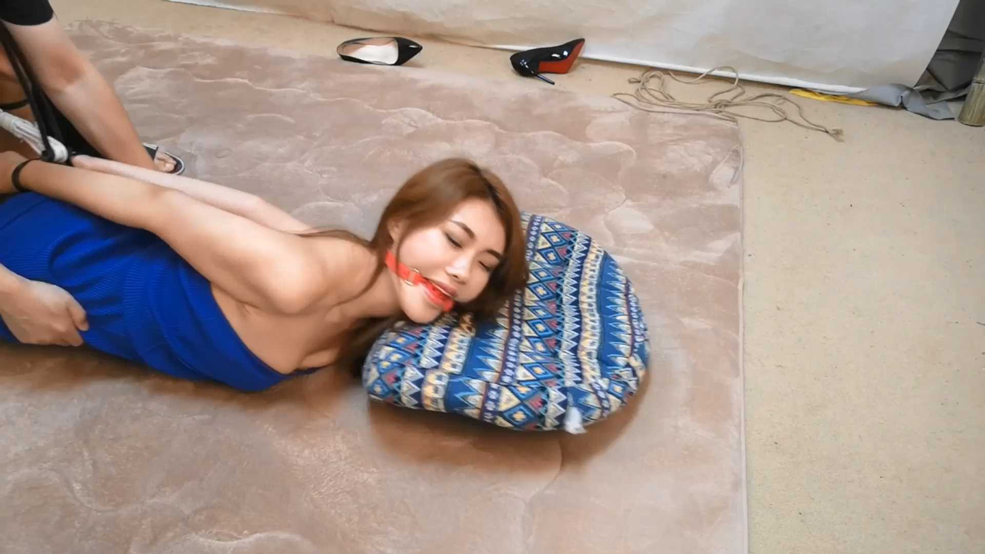 SXYC262 云熙 扎带 被牵引的蓝裙风情少女.mp4_snapshot_27.27_[2025.03.01_18.48.07].jpg