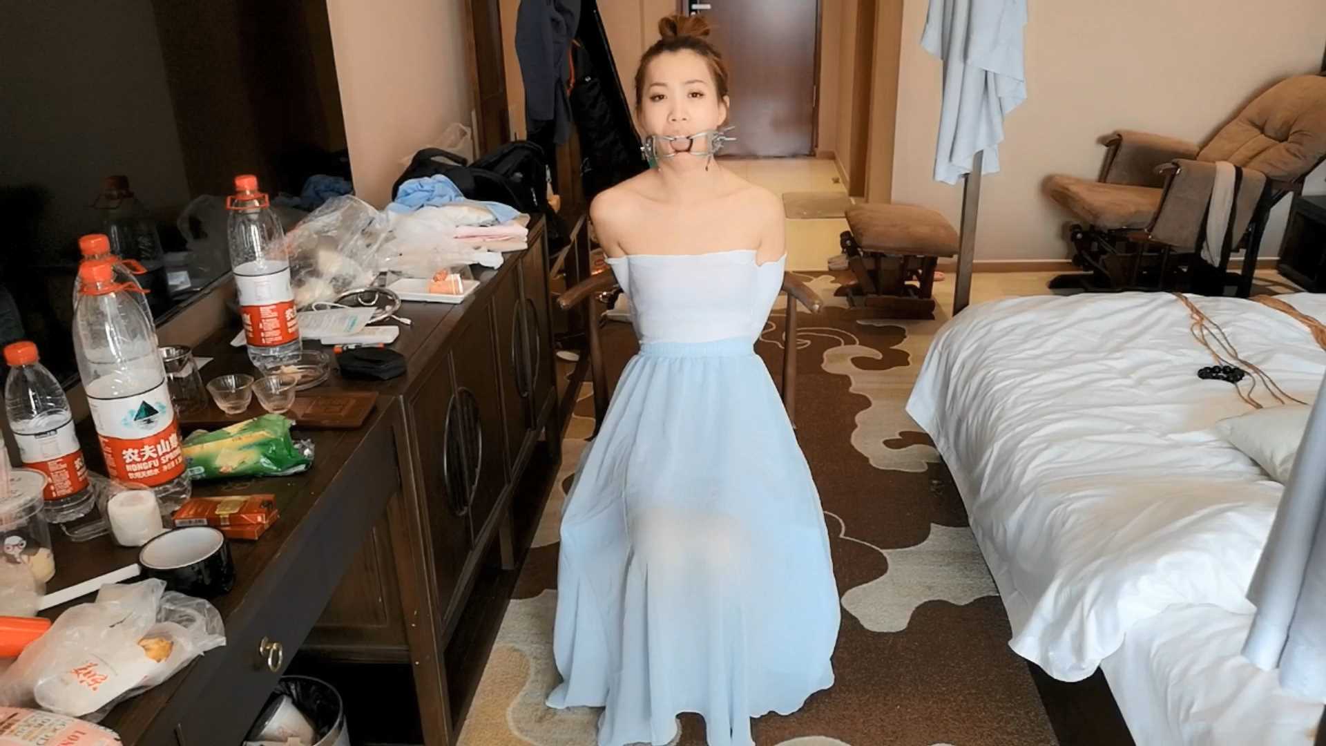 SXYC327 诺米 蓝裙女老师 桌子上驷马 强制开口器 口水.mp4_snapshot_01.31_[2025.03.0.jpg