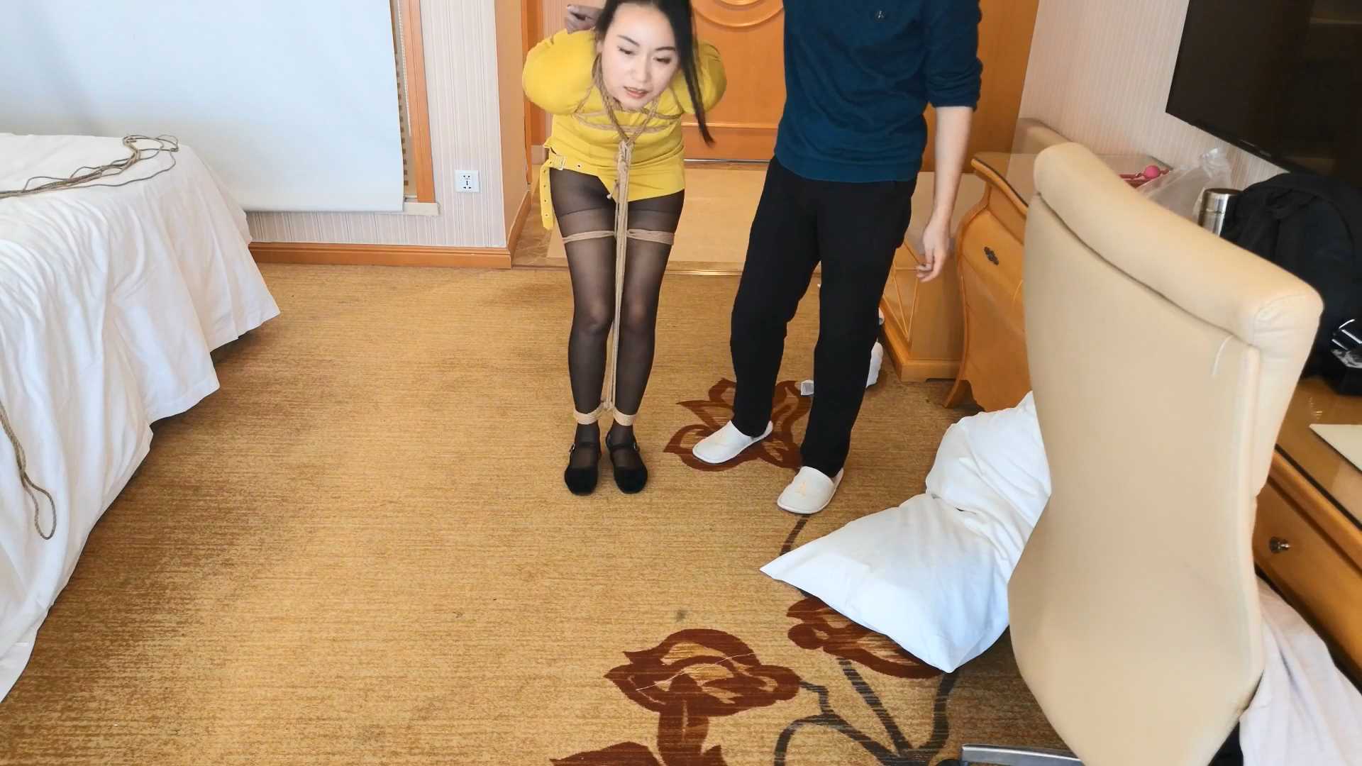 SXYC329 少妇夏炎 黄衫 五花 弯腰 押解走.mp4_snapshot_21.30_[2025.03.01_19.00.35].jpg