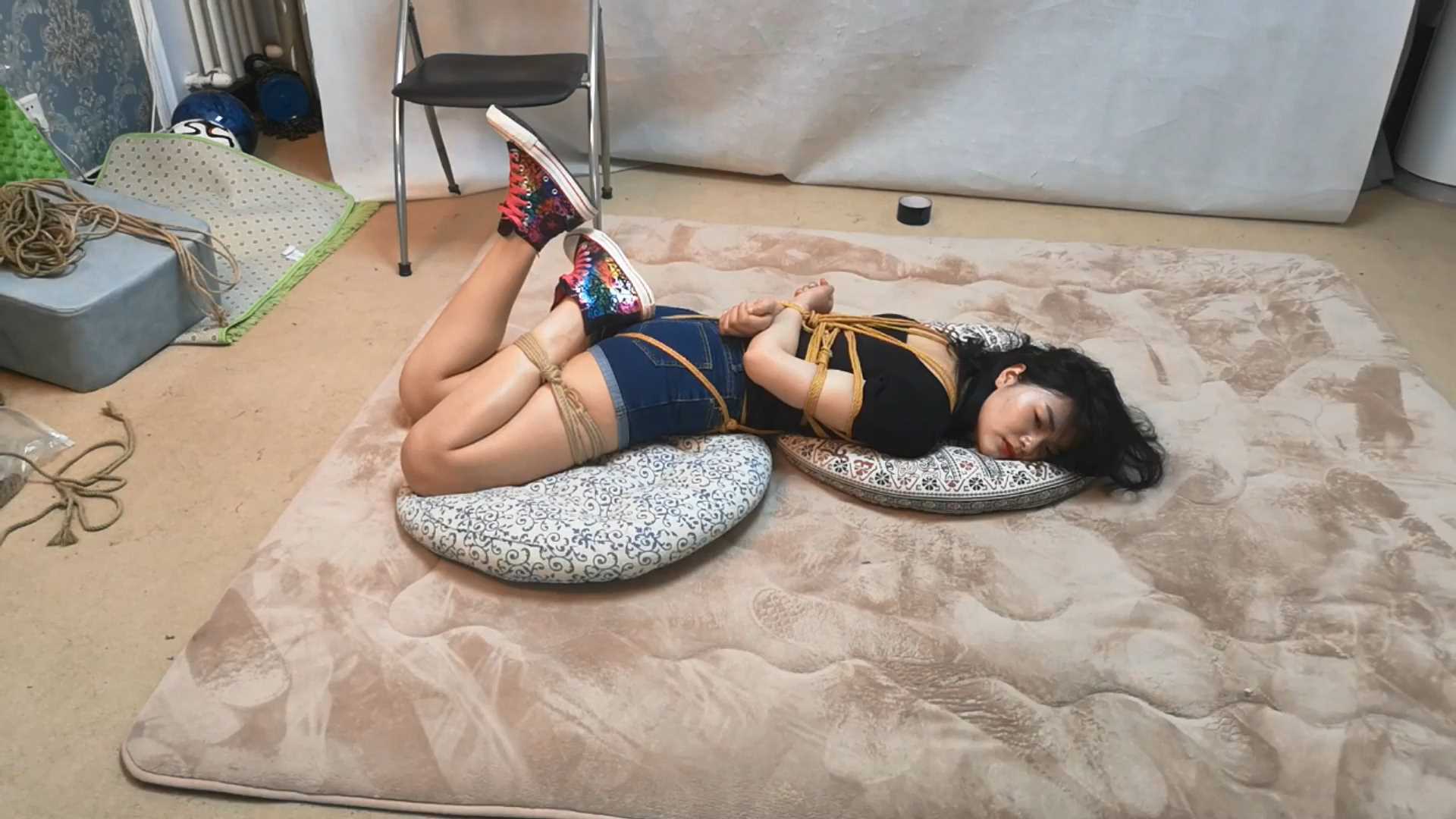 SXYC379 黑衣小幼师 体验捆绑.mp4_snapshot_14.20_[2025.03.01_19.17.20].jpg