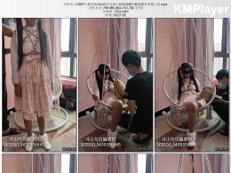 冷少与贝娘_蕾丝短袜lo娘双马尾小妹妹被M开腿放置在吊椅上玩